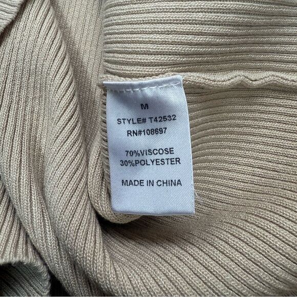 Alice Blue ribbed short sleeve top with cream and gold button accents - Picture 5 of 9